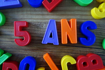 age : 5 ans  (mot en français avec des lettres)