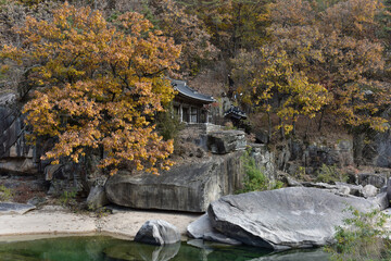 Fototapeta na wymiar Beautiful autumn scenery in Hwayang-gugok, Korea