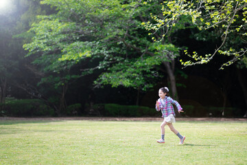 芝生で踊る女の子