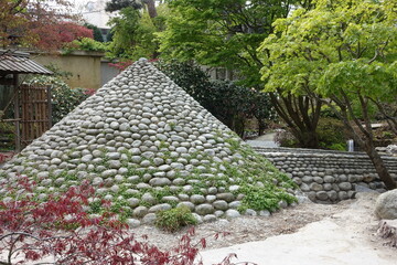 Pyramide de galets jardins Albert Kahn