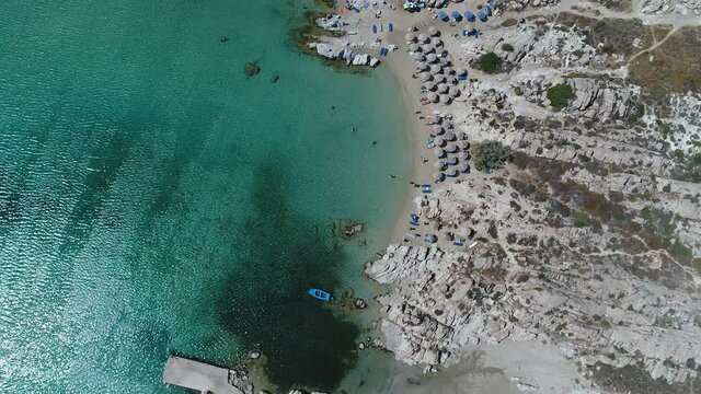 Plage Piperi &agrave; Naoussa sur l'&icirc;le de Paros dans les Cyclades en Gr&egrave;ce vue du ciel