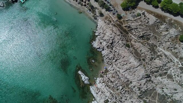 Plage Piperi &agrave; Naoussa sur l'&icirc;le de Paros dans les Cyclades en Gr&egrave;ce vue du ciel