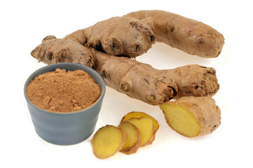 ramequin de gingembre en poudre et gingembre frais en gros plan sur fond blanc