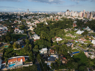 Obraz premium Perfil da cidade de Curitiba, num final de tarde feita com drone. Paraná, Brasil.
