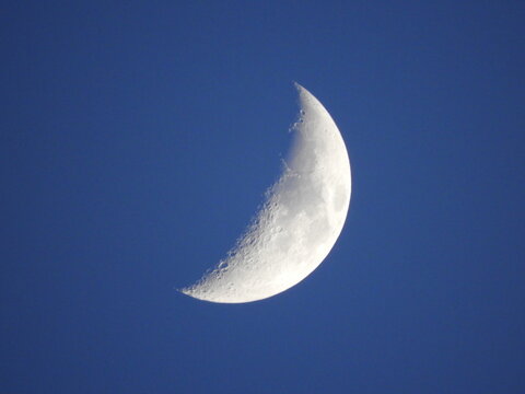 Lune et ciel bleu