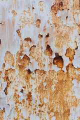 塗装が剥げて錆びた金属の壁