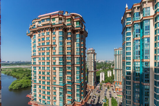 Multi-storey residential complex "Alyye Parusa" (Scarlet Sails) on the embankment of the Moskva River
