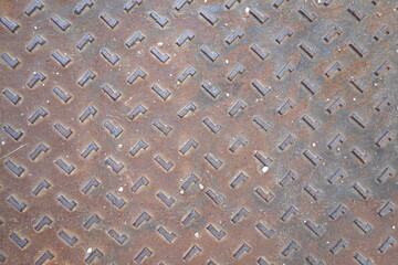 Metallic lid with an L structure