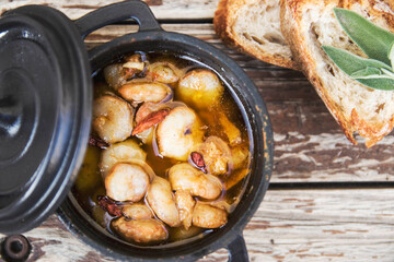 Comida plato Cazuela gambas al ajillo comida española. Gastronomia española