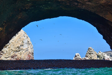 Arco en medio del mar pacífico
