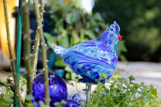 Eine Henne aus Glas im Garten