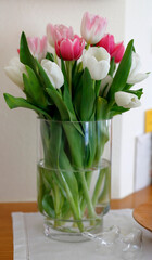 Ein Tulpenstrauß in einer Glasvase