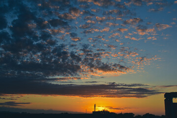 Atardecer naranja y azul entre las nubes