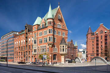 Alte Hafenverwaltung Hamburg am Sandtorkai entzerrt sonnig