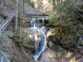Nesselwang, Deutschland: Ein Wasserfall auf dem Weg zum Alpspitz