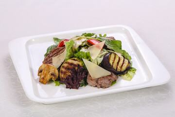 Salad with grilled beef and vegetables