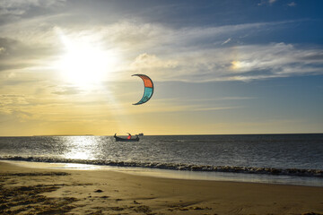 Kitesurf en el atardecer en el punto más al norte de Colombia