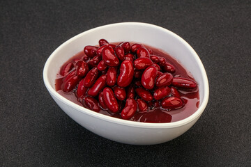 Red baked kidney in the bowl