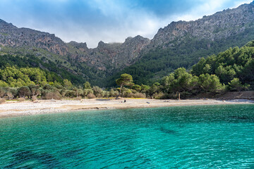 Wilde Nordwest-Küste Mallorca: Bootsfahrt mit Blick auf Küste zwischen Cala de Sa Calobra und Port de Soller - Bucht Cala Tuent und Berge im Hintergrund