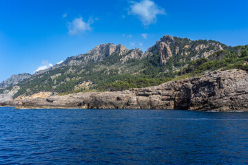 Wilde Nordwest-Küste Mallorca: Bootsfahrt mit Blick auf Küste zwischen Cala de Sa Calobra und Port de Soller - Nähe Bucht Cala Tuent