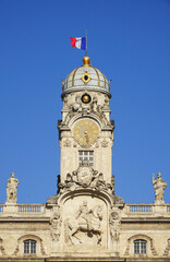 Fototapeta na wymiar Détails de la façade et du beffroi de l'Hôtel de Ville de Lyon, avec le drapeau de la France