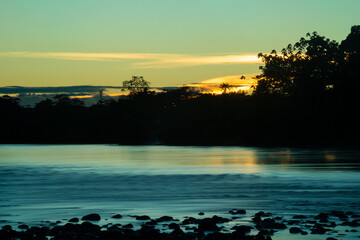 Río que refleja el azul del cielo
