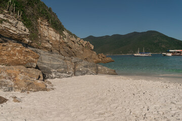 lindas praias com areia, rochas, montanhas, árvores, barcos em cabo frio