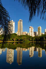 Obraz premium Vista do Lago do Parque Vaca Brava em Goiânia.