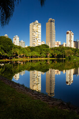 Vista do Lago do Parque Vaca Brava em Goiânia.