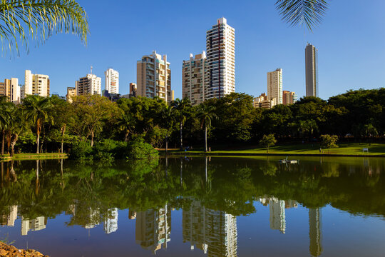 Vista do Lago do Parque Vaca Brava em Goi&acirc;nia.