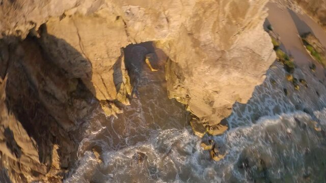Vue a&eacute;rienne par drone FPV de la c&ocirc;te sauvage de Quiberon &agrave; l'Arche de Port Blanc, France