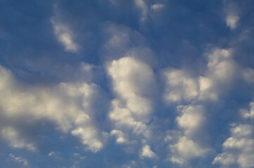 Obraz premium Blue sky with white clouds and sun reflecting