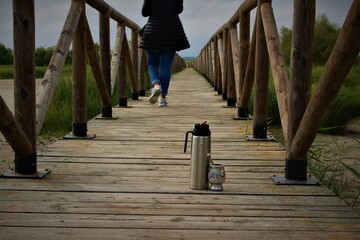 Mate, termo y puente