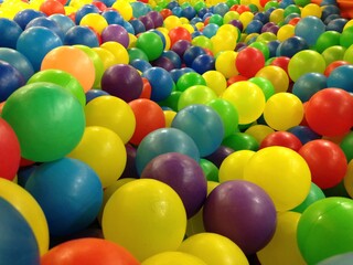 ボールプールのカラフルなボール