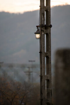 stara lampa zawieszona na słupie na terenie przemysłowym