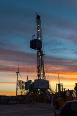 Wiertnia o wschodzie słońca, polska / Drilling rig at sunrise, Poland