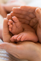 Obraz na płótnie Canvas parent holding neborn baby feet
