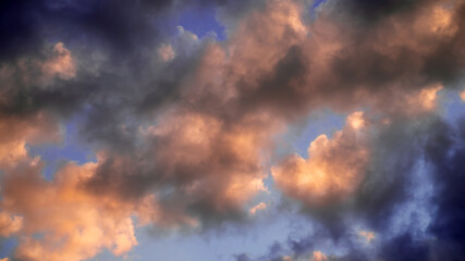 Kolorowe chmury na niebie