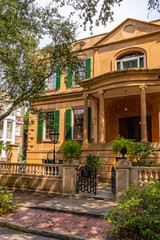Fototapeta na wymiar Beautiful streets and homes in downtown Savannah, Georgia, USA