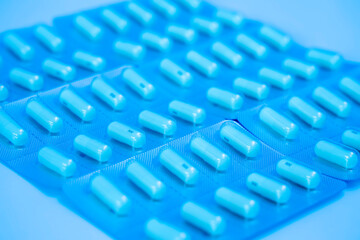 Obraz premium Selective focus at capsule with blur background.Herb capsule, Nutritional Supplement, Vitamin Pill, Herbal Medicine capsules in blister package.Pharmaceutical industry concept. Pharmacy drugstore. 