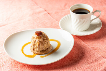 マロンのケーキとコーヒー