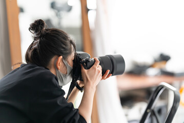 写真を撮る女性