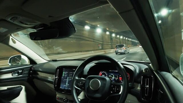 走行中の自動運転車の車内　先端運転支援システム　ADAS
