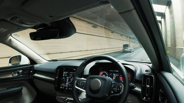 走行中の自動運転車の車内　先端運転支援システム　ADAS