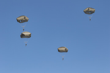 T-11パラシュートで降下するアメリカ軍の兵士（習志野市・千葉）