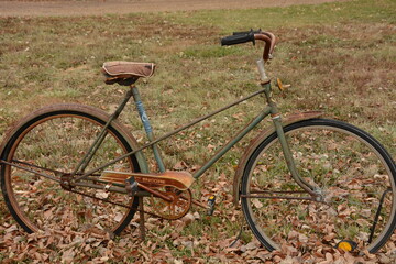 Fototapeta na wymiar Rusty old vintage and retro bike or bicycle