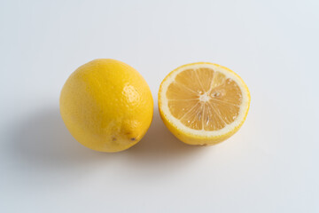 白い背景で撮影された新鮮なレモン