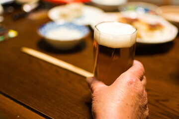 ビールを飲むシニア