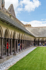 Le cloître du Mont