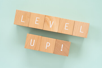 レベルアップ｜「LEVEL UP」と書かれた積み木ブロック